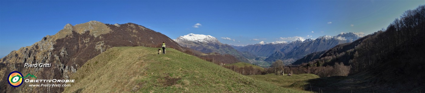 40 Panorama sul Due Mani e verso la Valsassina con Grignone imbiancato.jpg